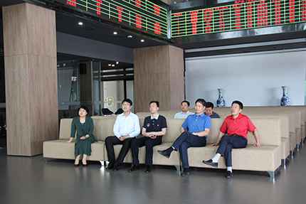 2017年6月20日，農業(yè)部國際合作司條法處處長顧衛(wèi)兵一行，在省農業(yè)廳對外合作處處長翟建庭、市農業(yè)局領導的陪同下，到中國食品谷中凱智慧冷鏈物流園東亞畜牧交易所參觀考察.jpg