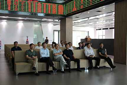 2017年5月18日，濰坊市委統(tǒng)戰(zhàn)部副部長、市工商聯(lián)黨組書記胡立帶隊一行6人，到中國食品谷中凱智慧冷鏈物流園東亞畜牧交易所參觀。.jpg